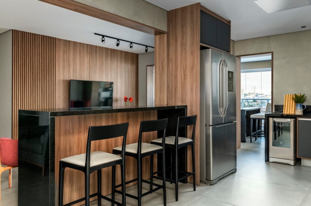 apartamento-erica-salguero27 Madeira e detalhes coloridos neste apartamento de 118 m²
