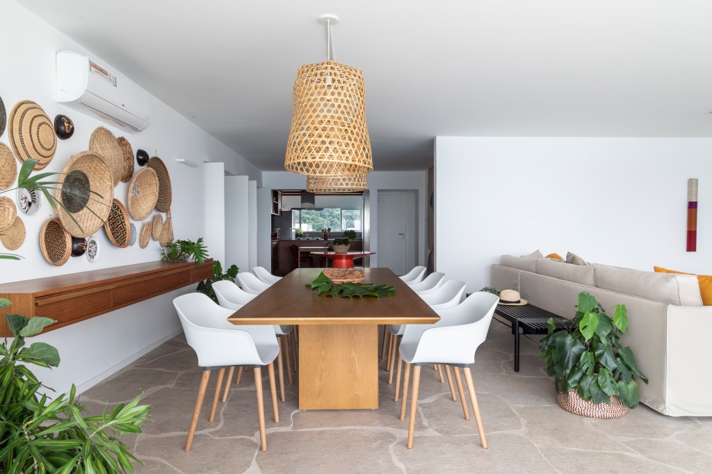 apartamento na praia por Studio Juliana Camargo (6) Apartamento na praia por Studio Juliana Camargo com soluções em marcenaria e cores