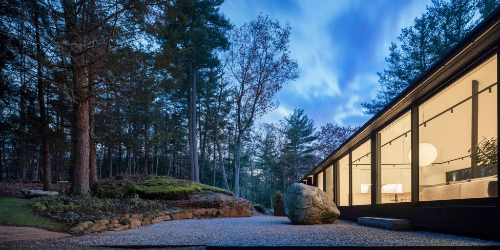 ledge-house-desai-chia-architecture-cornwall-connecticut_dezeen_2364_col_13-2048×1026 casa de campo em Connecticut