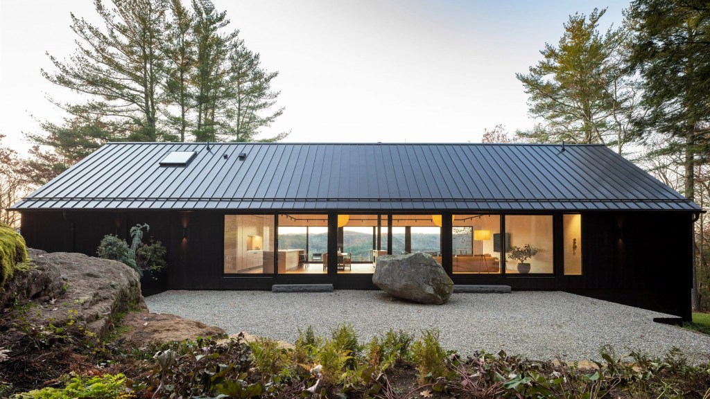 ledge-house-desai-chia-architecture-cornwall-connecticut_dezeen_hero-a-1-2048×1152 casa de campo em Connecticut