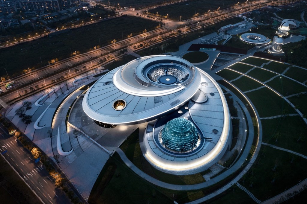 01_Shanghai_Astronomy_Museum_Aerial_Photo_by_ArchExists_(1) museu; astronomia; china; maior museu do mundo; arquitetura; moderna; engenharia; construção; universo; planetário