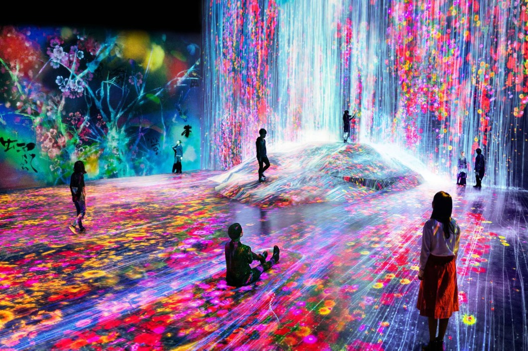 Famoso museu imersivo conhecido por suas instalações coloridas e futurísticas de arte digital e locais para fotos, o coletivo teamLab possui uma exposição permanente em Odaiba. Famoso museu imersivo conhecido por suas instalações coloridas e futurísticas de arte digital e locais para fotos, o coletivo teamLab possui uma exposição permanente em Odaiba.