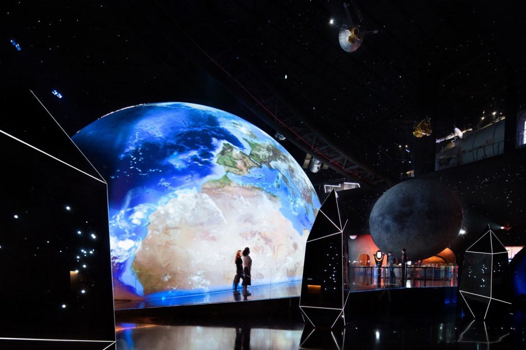 18_Shanghai_Astronomy_Museum_Exhibition_Photo_by_ArchExists museu; astronomia; china; maior museu do mundo; arquitetura; moderna; engenharia; construção; universo; planetário