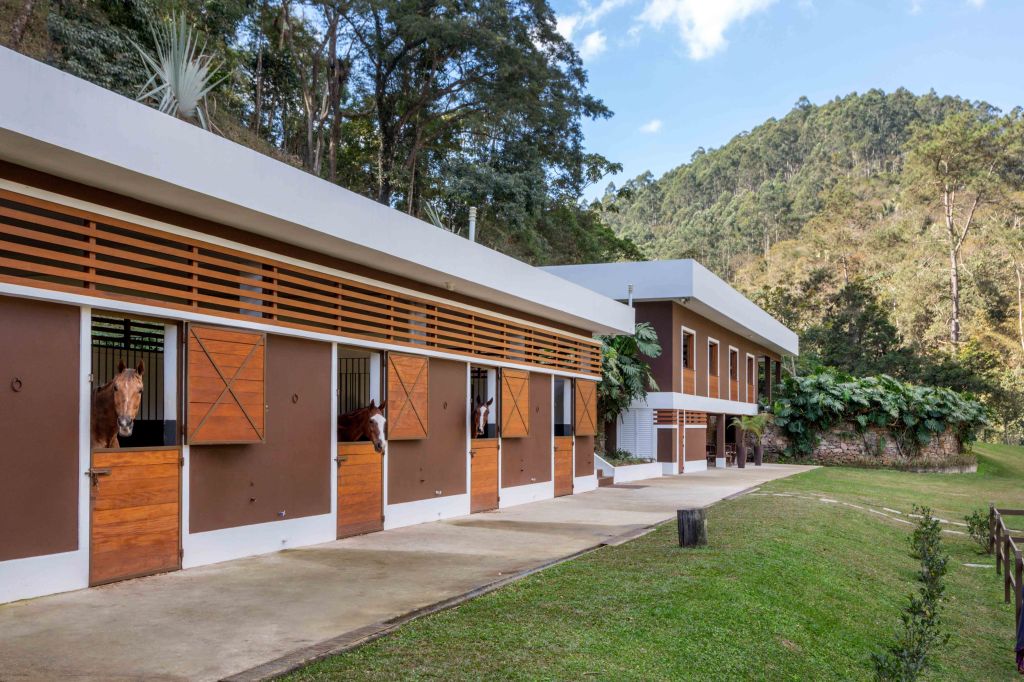 casa; serra; mauricio nobrega; cocheira; marrom; arquitetura; construção;