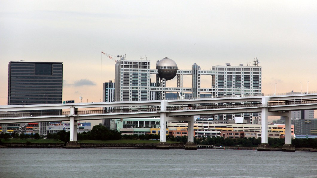 Prédio da Fuji TV, assinado por Kenzo Tange, ganhador do Pritzker. É uma construção famosa também por aparecer no anime Digimon. Prédio da Fuji TV, assinado por Kenzo Tange, ganhador do Pritzker. É uma construção famosa também por aparecer no anime Digimon.