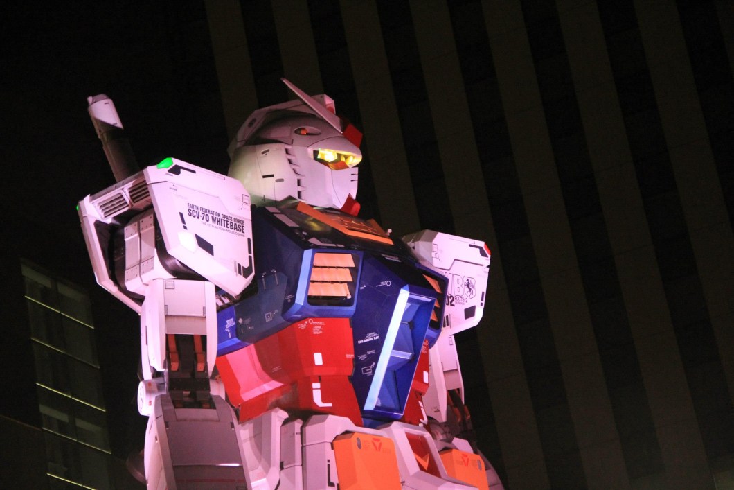 A estátua em tamanho real do RX-0 Unicorn Gundam da série Mobile Suit Gundam Unicorn está instalada no DiverCity Tokyo Plaza de Odaiba. A estátua em tamanho real do RX-0 Unicorn Gundam da série Mobile Suit Gundam Unicorn está instalada no DiverCity Tokyo Plaza de Odaiba.