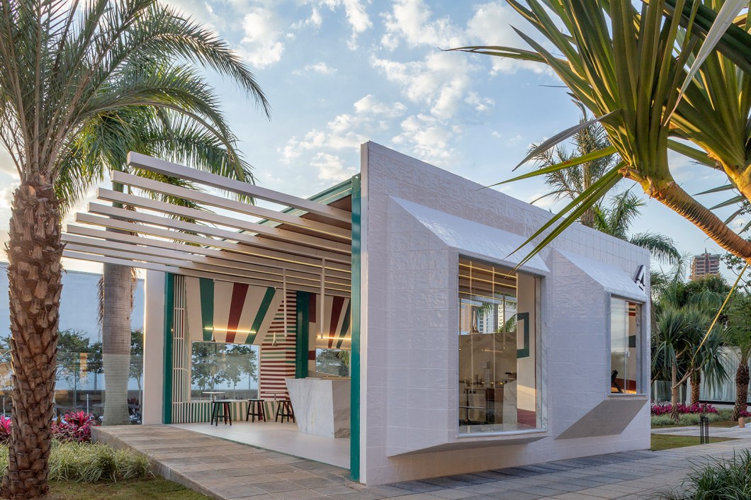 Anna Helisa Porto, Diego Mendonça e Isabella Gondim - Sorveteria. Um estabelecimento que inova na forma de apresentar o produto, elimina a barreira entre o consumidor e a sobremesa e faz o cliente se sentir em casa: essa é a proposta dos arquitetos estreantes na mostra. Inspirados nas casas dos brasileiros, os profissionais optaram por um atendimento mais humanizado e menos formal. Com a reviravolta no conceito do “morar/ocupar” do último ano, o trio busca o retorno às raízes no projeto. Anna Helisa Porto, Diego Mendonça e Isabella Gondim - Sorveteria. Um estabelecimento que inova na forma de apresentar o produto, elimina a barreira entre o consumidor e a sobremesa e faz o cliente se sentir em casa: essa é a proposta dos arquitetos estreantes na mostra. Inspirados nas casas dos brasileiros, os profissionais optaram por um atendimento mais humanizado e menos formal. Com a reviravolta no conceito do “morar/ocupar” do último ano, o trio busca o retorno às raízes no projeto.