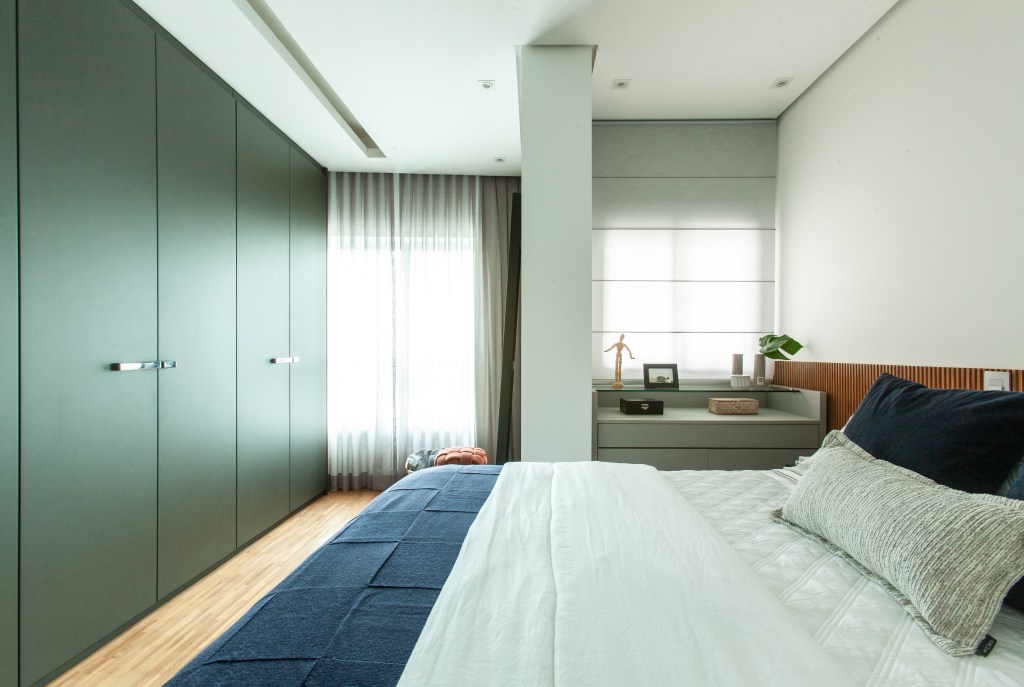 Apartamento contemporaneo Camila Dirani e Maira Marchió (1) Quarto de casal em apartamento contemporâneo conta com painel ripado como cabeceira