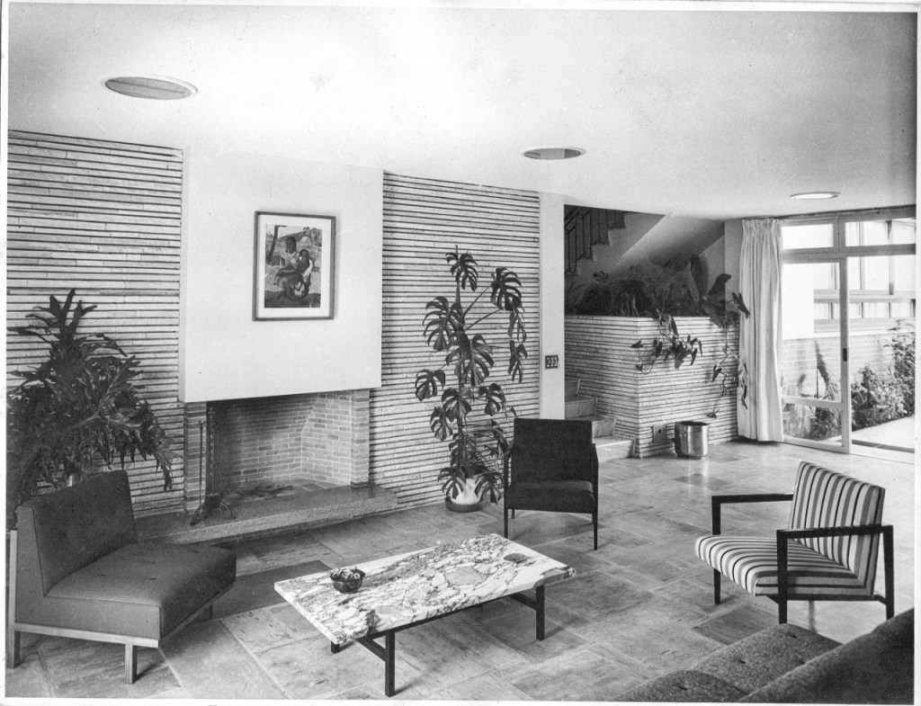 Casa Domingos Pires de Oliveira Dias (1952) . Arq. Arnaldo Paoliello. Casa Domingos Pires de Oliveira Dias em 1952, projetada pelo arquiteto Arnaldo Paoliello.