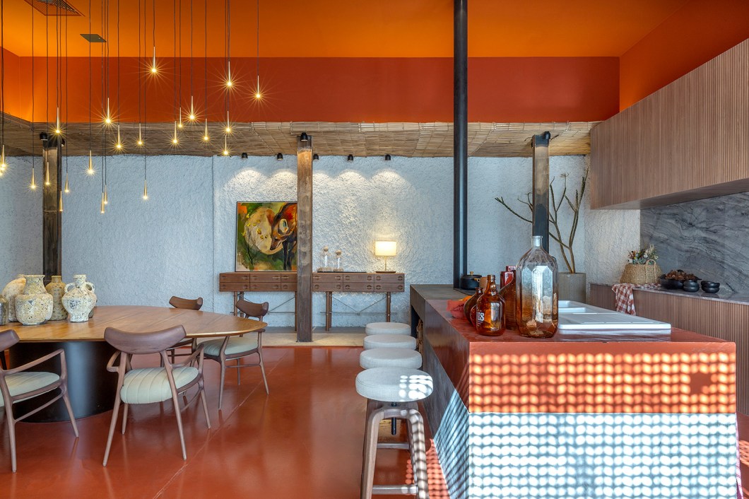 Eduardo Medeiros e Gabriel Bela Cruz - Cozinha Deca Raízes. Para resgatar memórias e trazer de volta raízes que se perderam com a modernidade, esta cozinha faz uma homenagem e também traz uma reinvenção das cozinhas de fazenda, que eram - e ainda são! - o coração da casa goiana. Na busca da atmosfera bucólica, a dupla valoriza materiais como o cimento queimado e tingido de vermelho, o chapisco grosso e o fogão a lenha. O jardim vertical faz referência à natureza das fazendas e é complementado pelo mobiliário brasileiro. Eduardo Medeiros e Gabriel Bela Cruz - Cozinha Deca Raízes. Para resgatar memórias e trazer de volta raízes que se perderam com a modernidade, esta cozinha faz uma homenagem e também traz uma reinvenção das cozinhas de fazenda, que eram - e ainda são! - o coração da casa goiana. Na busca da atmosfera bucólica, a dupla valoriza materiais como o cimento queimado e tingido de vermelho, o chapisco grosso e o fogão a lenha. O jardim vertical faz referência à natureza das fazendas e é complementado pelo mobiliário brasileiro.
