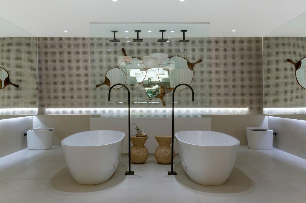 03- sala-de-banho-aldeira-leo-romano-casacor-goias-2021-edgard-cesar Sala de Banho Aldeia Leo Romano CASACOR Goiás banheiro espelho spa design