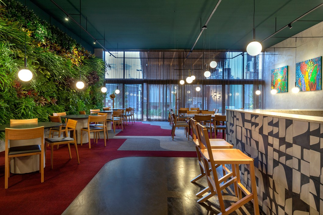 Marco Leal - Sushi Bar Jun Sakamoto. Em sua estreia na mostra, o profissional constrói uma narrativa em torno das lembranças, conexões e encontros, que percorrem o tempo e o espaço que definem cada pessoa. Ao questionar como o ambiente físico atua no processo de desenvolvimento do ser humano, Marco intitula seu trabalho como a memória do futuro e desenvolve um sushi bar para quem vibra com diversidade. O espaço é marcado por contrastes, mobiliário com mesas autorais e jardim vertical. Marco Leal - Sushi Bar Jun Sakamoto. Em sua estreia na mostra, o profissional constrói uma narrativa em torno das lembranças, conexões e encontros, que percorrem o tempo e o espaço que definem cada pessoa. Ao questionar como o ambiente físico atua no processo de desenvolvimento do ser humano, Marco intitula seu trabalho como a memória do futuro e desenvolve um sushi bar para quem vibra com diversidade. O espaço é marcado por contrastes, mobiliário com mesas autorais e jardim vertical.