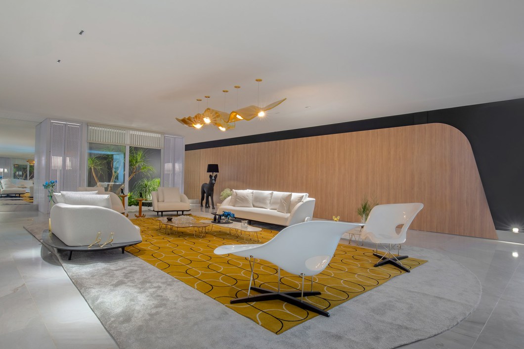 Meire Santos - Living Arte. O projeto de 116 m² é especial para a profissional: o espaço homenageia 15 clientes seus do ano de 2020, que representam todos os clientes que a designer já teve em sua carreira, reforçando o valor da união entre amigos. Cada um dos homenageados ganhou uma obra que retrata uma foto - entre telas, gravuras ou peças de arte, cada item remete às histórias que acontecem dentro de um lar e contam a história de Meire e de cada um que já passou por sua vida. Meire Santos - Living Arte. O projeto de 116 m² é especial para a profissional: o espaço homenageia 15 clientes seus do ano de 2020, que representam todos os clientes que a designer já teve em sua carreira, reforçando o valor da união entre amigos. Cada um dos homenageados ganhou uma obra que retrata uma foto - entre telas, gravuras ou peças de arte, cada item remete às histórias que acontecem dentro de um lar e contam a história de Meire e de cada um que já passou por sua vida.