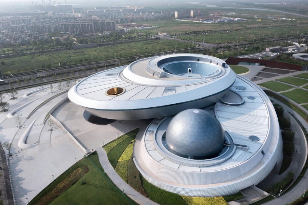 ennead-architects-shanghai-astronomy-museum-china-architecture_dezeen_2364_col_0-2048×1364 museu; astronomia; china; maior museu do mundo; arquitetura; moderna; engenharia; construção; universo; planetário