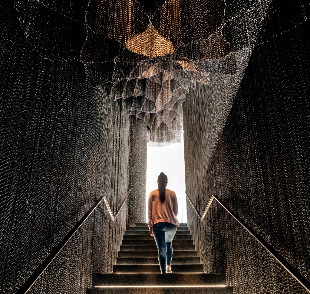 kengo-kuma-casa-batllo-gaudi-foto-pere-vivas-biel-puig-2 kengo kuma casa batllo gaudi escada aluminio corrente