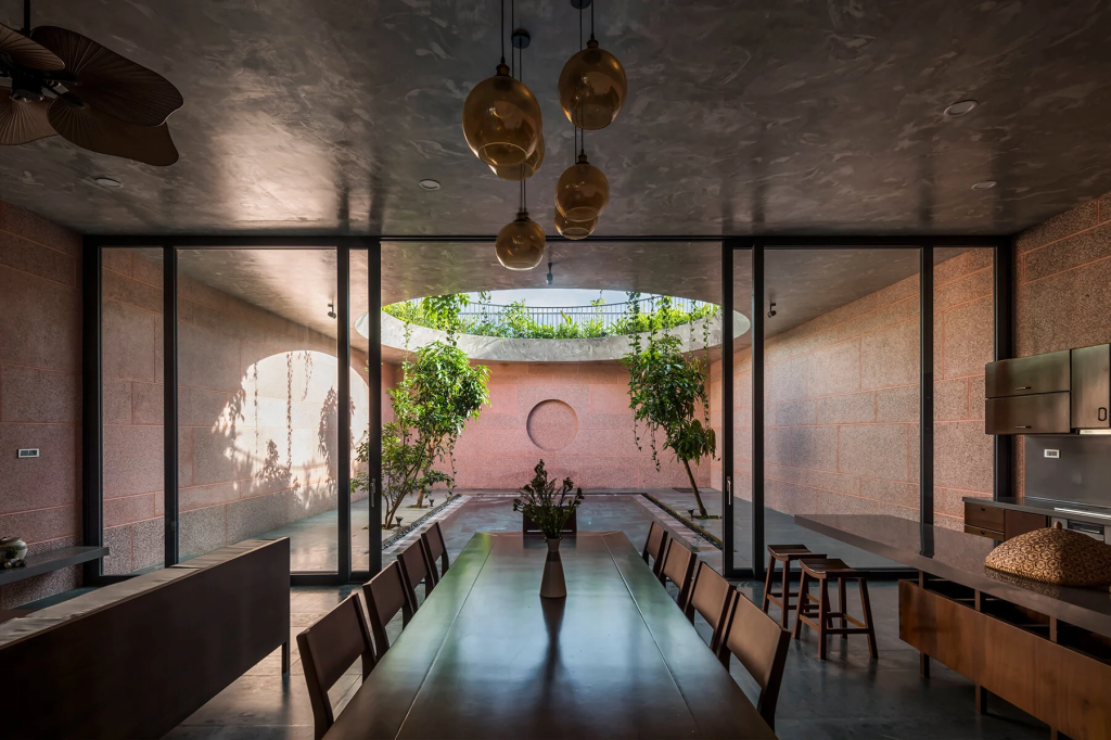 pink-house-23o5-studio-vietnam-designboom-21800 Casa Rosa com abertura circular no teto