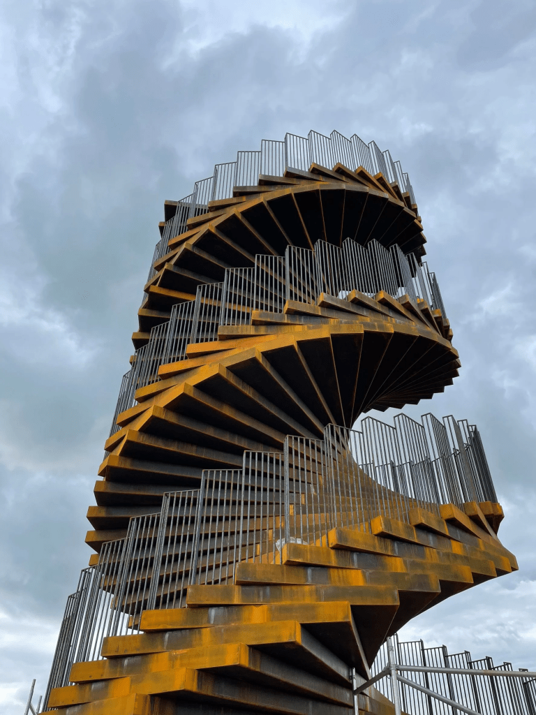 Torre de aço por Big Arquitetura