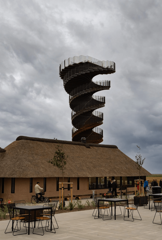 Torre de aço por Big Arquitetura