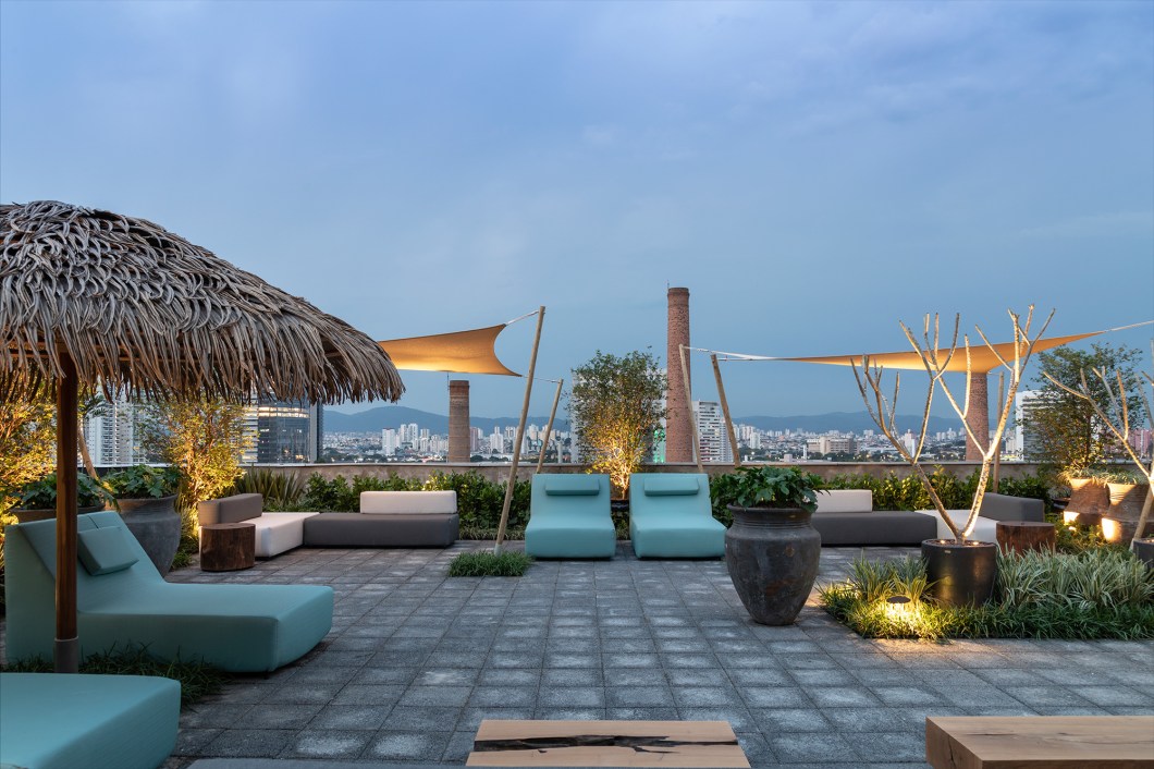 Catê Poli e João Jadão - Rooftop CASACOR. Inspirado nos beach clubs rústicos de Mykonos, Tulum e Trancoso, o espaço de 224 m² nasce para trazer um clima de férias de verão pós-pandemia. “Criamos um lugar para o visitante usar, descansar, curtir o céu, admirar a vista e ter um pouco da sensação de esperança de que a pandemia está acabando”, revela a arquiteta paisagista Catê Poli, que assina o ambiente com o paisagista João Jadão. A dupla optou por espécies de plantas adaptadas ao clima e que não exigem muita água além disso, pós o evento, todos os materiais serão reaproveitados integralmente. Catê Poli e João Jadão - Rooftop CASACOR. Inspirado nos beach clubs rústicos de Mykonos, Tulum e Trancoso, o espaço de 224 m² nasce para trazer um clima de férias de verão pós-pandemia. “Criamos um lugar para o visitante usar, descansar, curtir o céu, admirar a vista e ter um pouco da sensação de esperança de que a pandemia está acabando”, revela a arquiteta paisagista Catê Poli, que assina o ambiente com o paisagista João Jadão. A dupla optou por espécies de plantas adaptadas ao clima e que não exigem muita água além disso, pós o evento, todos os materiais serão reaproveitados integralmente.