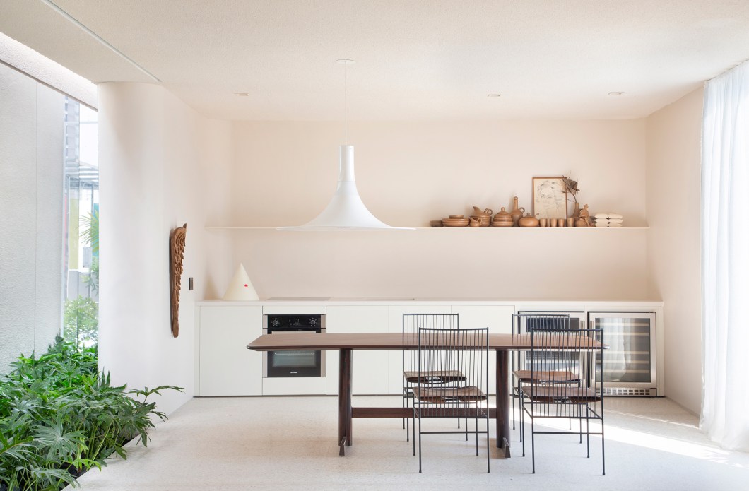 BC Arquitetos - Casa Alva. Os sócios e arquitetos Bruno Carvalho e Camila Avelar apresentam uma casa de 180 m², construída em estrutura metálica desmontável, como uma caixa monocromática. O projeto contou com a colaboração do coletivo Estudio Manus e do set designer Aldi Flosi. A casa de traços simples traz elementos delicados e sensoriais, representados por recortes, curvas e texturas que, aos poucos, revelam os espaços (living, cozinha, escritório, suíte, spa e piscina), integrados e conectados pela natureza, a água, o vento e a luz. BC Arquitetos - Casa Alva. Os sócios e arquitetos Bruno Carvalho e Camila Avelar apresentam uma casa de 180 m², construída em estrutura metálica desmontável, como uma caixa monocromática. O projeto contou com a colaboração do coletivo Estudio Manus e do set designer Aldi Flosi. A casa de traços simples traz elementos delicados e sensoriais, representados por recortes, curvas e texturas que, aos poucos, revelam os espaços (living, cozinha, escritório, suíte, spa e piscina), integrados e conectados pela natureza, a água, o vento e a luz.