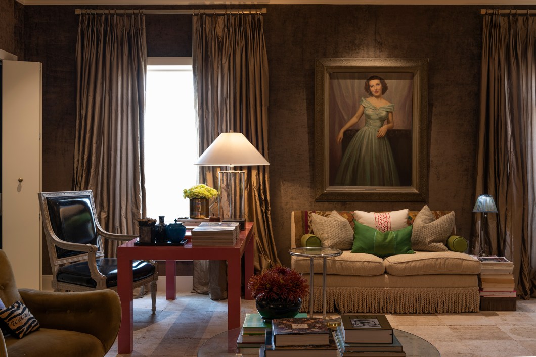 Paulo Azevedo - Living do Apartamento. Inspirado nos luxuosos imóveis no estilo art déco que marcaram as metrópoles nas décadas de 1930 e 1940, o living de Paulo Azevedo traz uma base masculina e tecidos nobres (veludo espanhol nas paredes e seda pura no sofá e nas cortinas). “Fiz um living mais informal, que possibilita outras funções, como o cantinho do computador”, diz o arquiteto. Na paleta de cores reinam os tons terrosos e contrastantes. O tapete de fibra natural recobre os 50 m² do espaço e foi feito a mão com sobras de outras peças. Paulo Azevedo - Living do Apartamento. Inspirado nos luxuosos imóveis no estilo art déco que marcaram as metrópoles nas décadas de 1930 e 1940, o living de Paulo Azevedo traz uma base masculina e tecidos nobres (veludo espanhol nas paredes e seda pura no sofá e nas cortinas). “Fiz um living mais informal, que possibilita outras funções, como o cantinho do computador”, diz o arquiteto. Na paleta de cores reinam os tons terrosos e contrastantes. O tapete de fibra natural recobre os 50 m² do espaço e foi feito a mão com sobras de outras peças.