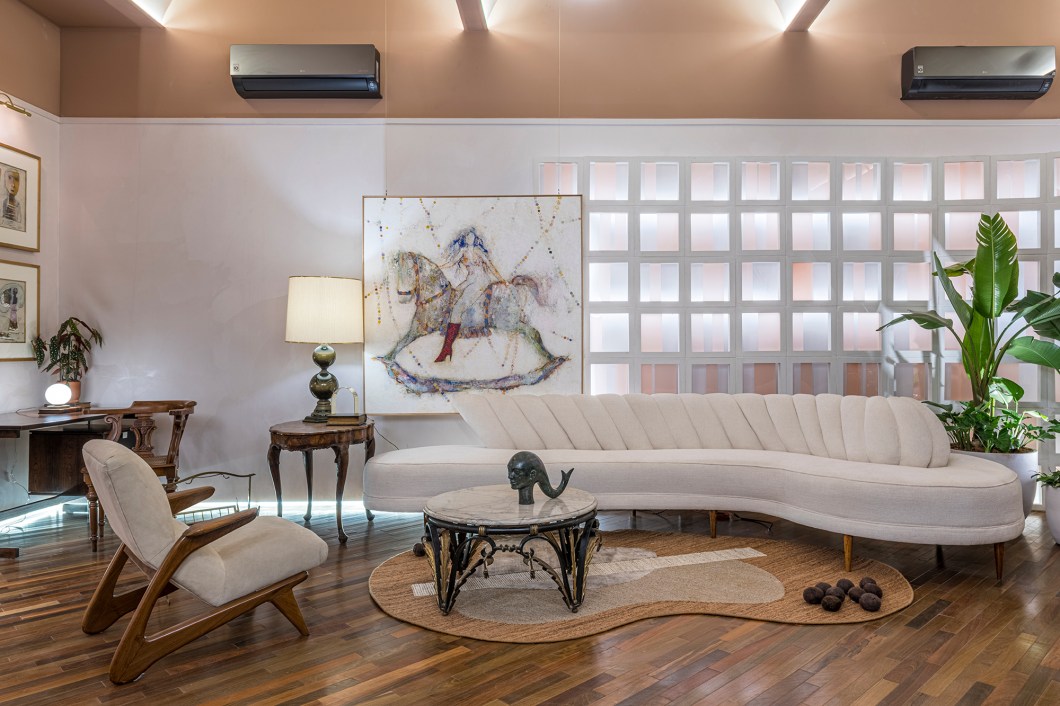 Luciana Paraiso Arquitetura - Livraria. Um gazebo de estrutura metálica coberto por vegetação aromática surpreende os visitantes e marca a entrada da livraria inspirada nas memórias afetivas das arquitetas e sócias Luciana Paraiso e Luisa Pernet. Com 52 m² e um forro que desenha três abóbadas no pé-direito duplo, o ambiente tira proveito do momento recente delicado, em que ficamos mais em casa, para resgatar o prazer de hábitos como a leitura, em um espaço que exala contemplação e sensação de estar em casa. Luciana Paraiso Arquitetura - Livraria. Um gazebo de estrutura metálica coberto por vegetação aromática surpreende os visitantes e marca a entrada da livraria inspirada nas memórias afetivas das arquitetas e sócias Luciana Paraiso e Luisa Pernet. Com 52 m² e um forro que desenha três abóbadas no pé-direito duplo, o ambiente tira proveito do momento recente delicado, em que ficamos mais em casa, para resgatar o prazer de hábitos como a leitura, em um espaço que exala contemplação e sensação de estar em casa.