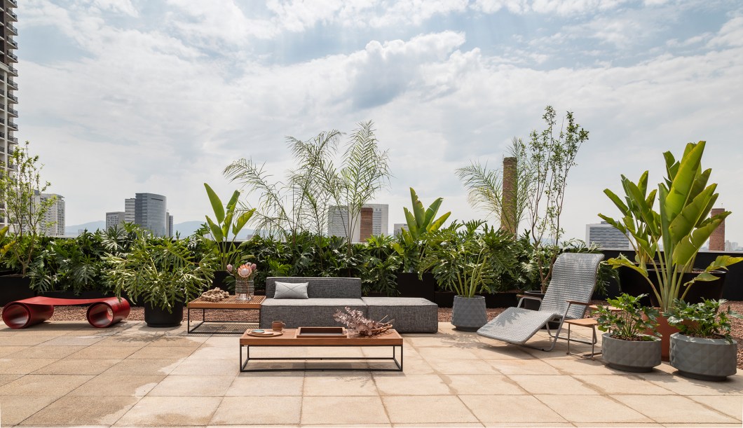 Mônica Costa - Jardim Nômade. No rooftop da mostra, no entorno da Casa LG ThinQ, a arquiteta paisagista tirou partido do conceito de residência móvel em seu espaço de 340 m². Totalmente desmontável, o projeto cria jardins em vasos com folhagens tropicais, sobre piso drenante e cores neutras, tudo inspirado em viagens pela Europa. O mobiliário, de madeira e tecidos adequados a áreas externas, proporciona conforto para uma pausa agradável nesse momento de transição, após o longo período de isolamento social. Mônica Costa - Jardim Nômade. No rooftop da mostra, no entorno da Casa LG ThinQ, a arquiteta paisagista tirou partido do conceito de residência móvel em seu espaço de 340 m². Totalmente desmontável, o projeto cria jardins em vasos com folhagens tropicais, sobre piso drenante e cores neutras, tudo inspirado em viagens pela Europa. O mobiliário, de madeira e tecidos adequados a áreas externas, proporciona conforto para uma pausa agradável nesse momento de transição, após o longo período de isolamento social.