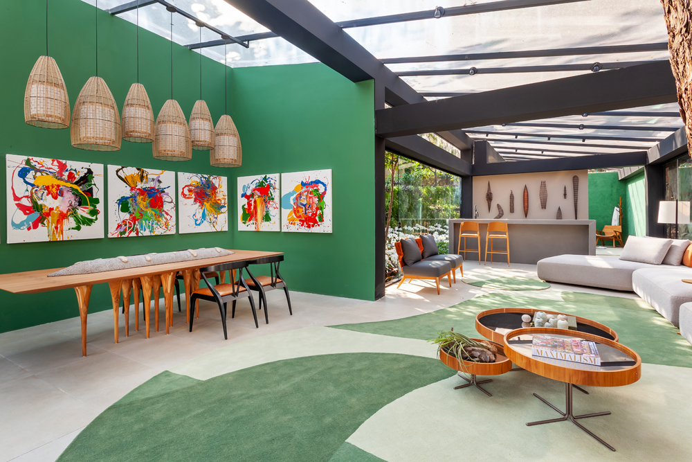 Barbara Nobre - Casa Voktum. O projeto privilegia a integração das áreas internas e externas, que estabelecem um diálogo permanente por meio da transparência do vidro do teto e das paredes externas. Logo na entrada, a mesa de jantar com estrutura inspirada nos corredores de castelos góticos é acompanhada por cadeiras que seguem a linha do biodesign. O espaço também abriga uma mini-galeria de arte, apresentando sete telas da série Anjos, de José Roberto Aguilar. O tapete tem design assinado pela arquiteta e o paisagismo é de Valter Braga. Barbara Nobre - Casa Voktum. O projeto privilegia a integração das áreas internas e externas, que estabelecem um diálogo permanente por meio da transparência do vidro do teto e das paredes externas. Logo na entrada, a mesa de jantar com estrutura inspirada nos corredores de castelos góticos é acompanhada por cadeiras que seguem a linha do biodesign. O espaço também abriga uma mini-galeria de arte, apresentando sete telas da série Anjos, de José Roberto Aguilar. O tapete tem design assinado pela arquiteta e o paisagismo é de Valter Braga.