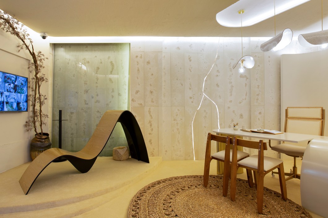 Fernanda Casani, Melissa Kawata e Jhonatas Camargo - Ganic Office. Inspirado no conceito oriental Wabisabi, que descreve a imperfeição como bela e transitória, o ambiente é pautado no orgânico, natural e verdadeiro - daí o nome Ganic. Já na entrada, em formato de arco, uma rachadura feita intencionalmente ganha o centro da sala, simbolizando as marcas do tempo. Mesa Ganic desenhada pelos profissionais, pendentes de cerâmica e paleta de cores em tonalidades claras deixam o décor suave e contemporâneo. O ambiente é funcional e acomoda a central de monitoramento da mostra. Fernanda Casani, Melissa Kawata e Jhonatas Camargo - Ganic Office. Inspirado no conceito oriental Wabisabi, que descreve a imperfeição como bela e transitória, o ambiente é pautado no orgânico, natural e verdadeiro - daí o nome Ganic. Já na entrada, em formato de arco, uma rachadura feita intencionalmente ganha o centro da sala, simbolizando as marcas do tempo. Mesa Ganic desenhada pelos profissionais, pendentes de cerâmica e paleta de cores em tonalidades claras deixam o décor suave e contemporâneo. O ambiente é funcional e acomoda a central de monitoramento da mostra.