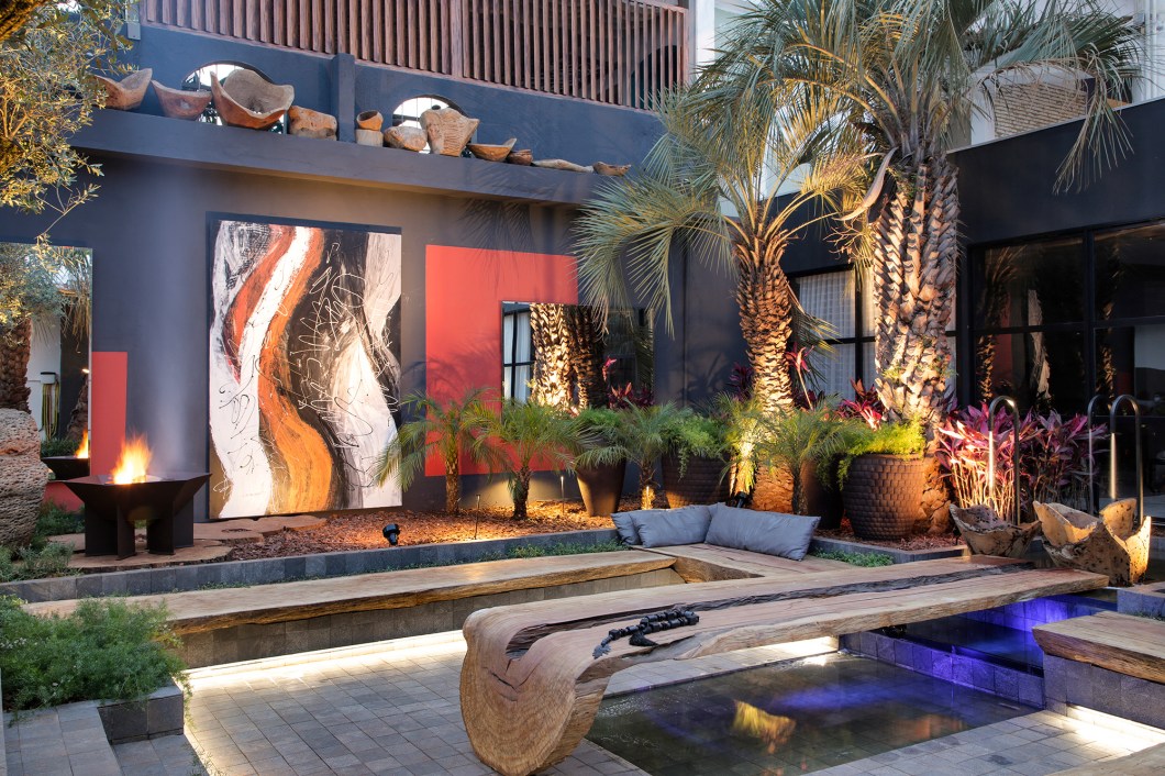 Eliane de Oliveira, Jamil Paroschi, Kamylle Perotto e Maria Fontoura - Eco Lounge. Local de convívio, encontros e contemplação, inspirado na natureza. O lounge com grandes bancos e mesa central em cascata convida para um bate papo e interação. Mobiliário feito em madeira sustentável. Os quatro elementos - água, terra, fogo e ar - garantem relaxamento e contato com a natureza, que é realçada pelo paisagismo onde se destacam oliveiras centenárias, vindas de Israel. Apesar de ser externo, o ambiente abriga a obra da artista Leila Versetti, que utilizou materiais resistentes ao tempo. A atmosfera acolhedora fica por conta da iluminação intimista que proporciona bem-estar e cria diversos cenários. Eliane de Oliveira, Jamil Paroschi, Kamylle Perotto e Maria Fontoura - Eco Lounge. Local de convívio, encontros e contemplação, inspirado na natureza. O lounge com grandes bancos e mesa central em cascata convida para um bate papo e interação. Mobiliário feito em madeira sustentável. Os quatro elementos - água, terra, fogo e ar - garantem relaxamento e contato com a natureza, que é realçada pelo paisagismo onde se destacam oliveiras centenárias, vindas de Israel. Apesar de ser externo, o ambiente abriga a obra da artista Leila Versetti, que utilizou materiais resistentes ao tempo. A atmosfera acolhedora fica por conta da iluminação intimista que proporciona bem-estar e cria diversos cenários.