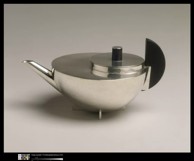 Captura de Tela 2021-09-03 às 17.01.32 Marianne Brandt - Théière et passe-thé, ca. 1924.