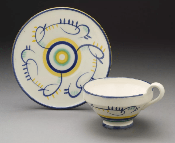 Captura de Tela 2021-09-03 às 17.14.27 Margarete Heymann-Marks, Kandinsky Inspired Teacup , 1929. Cortesia de The Ellen Palevsky Cup Collection, presente de Max Palevsky.