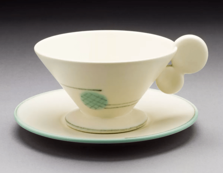 Captura de Tela 2021-09-03 às 17.14.38 Margarete Heymann-Marks, Haël Werkstätten, Disk Handle Teacup and Saucer , 1930. Cortesia de The Ellen Palevsky Cup Collection, Gift of Max Palevsky.