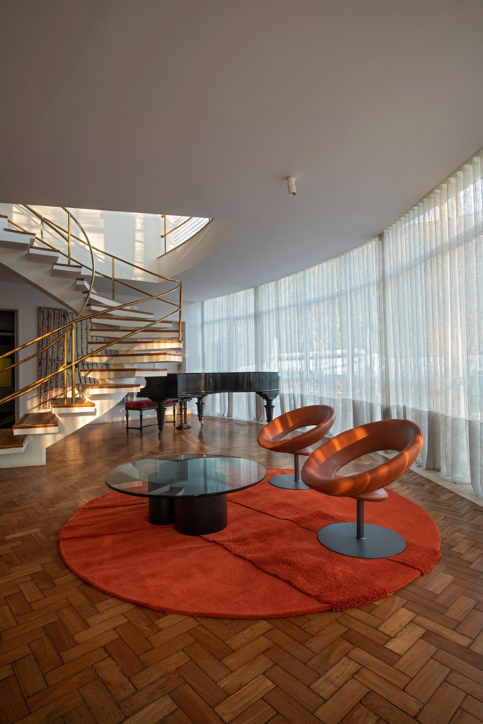 03-juliana-lima-vasconcellos-sala-de-estar-jk-casacor-minas-gerais-2021-daniel-mansur Sala de Estar JK Juliana Lima VasconcellosCASACOR Minas Gerais 2021 design arte mangabeira madeira