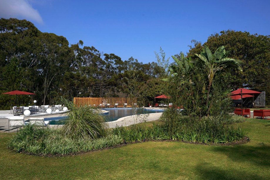 Felipe Fontes - Jardim da Piscina. Neste jardim com conceito naturalista, a atmosfera é moderna, elegante e selvagem. Plantas e espécies de diversos tamanhos compõem uma estética rica em biodiversidade e interações. O projeto foi organizado em um conjunto que expressa características diferentes ao longo das quatro estações, assim como ocorre na natureza em áreas de campos naturais e mata nativa. Arbustos, capins, ervas e flores têm a oportunidade de mostrar suas texturas e aromas distintos.