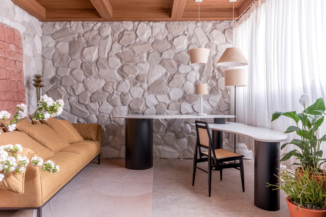 Buriti Arquitetura - Ateliê de Taipa. No projeto da arquiteta Jéssica Martins, do Burti Arquitetura, o espaço de 16m² foi pensado para uma italiana, chef de cozinha, cuja vida agitada e cheia de compromissos mudou com a pandemia. Ao voltar para si, resgatou dois hobbies que amava quando jovem: a pintura e a cerâmica. “É nesse local exclusivo que ela se encontra com sua essência, com um canto para limpar os pincéis, desenhar e pintar suas obras. Lugar para tomar um vinho, enquanto descansa da rotina que retornou ao normal”, descreve. Buriti Arquitetura - Ateliê de Taipa. No projeto da arquiteta Jéssica Martins, do Burti Arquitetura, o espaço de 16m² foi pensado para uma italiana, chef de cozinha, cuja vida agitada e cheia de compromissos mudou com a pandemia. Ao voltar para si, resgatou dois hobbies que amava quando jovem: a pintura e a cerâmica. “É nesse local exclusivo que ela se encontra com sua essência, com um canto para limpar os pincéis, desenhar e pintar suas obras. Lugar para tomar um vinho, enquanto descansa da rotina que retornou ao normal”, descreve.