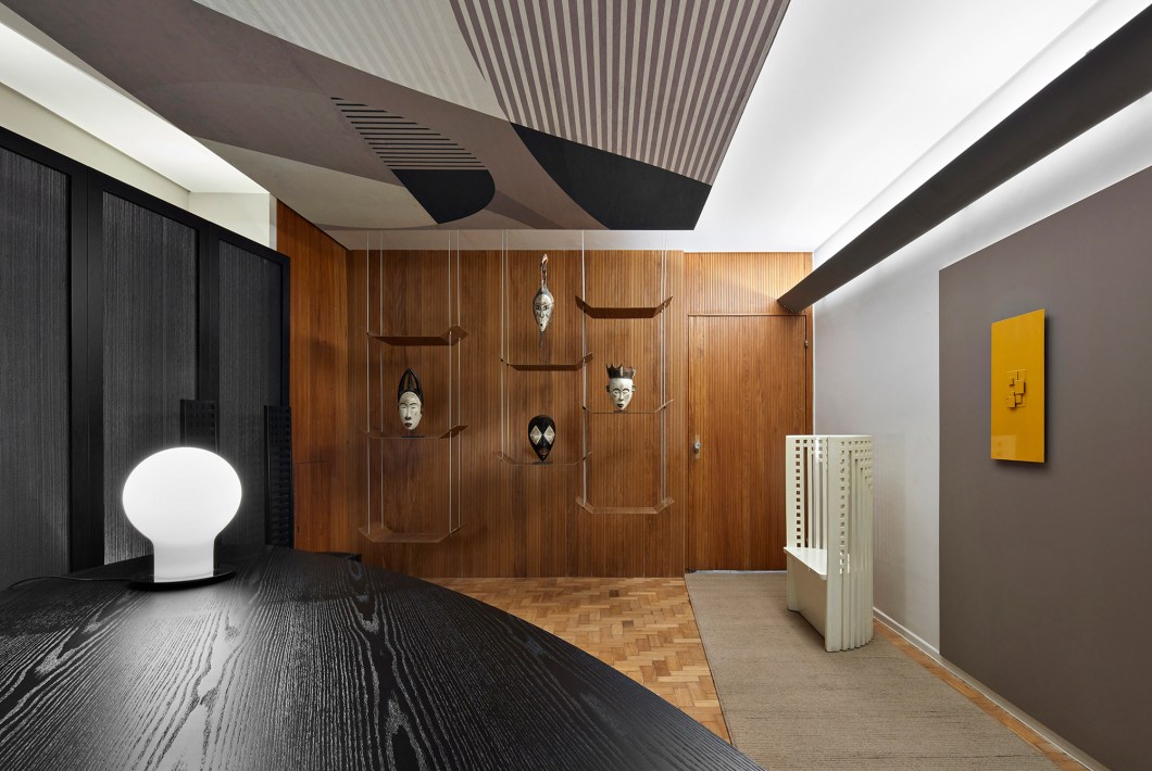 Lena Pinheiro - Gabinete. A inspiração veio do desejo de resgatar algumas peças do arquiteto e designer escocês Charles Rennie Mackintosh: seu trabalho mescla tradição escocesa e elementos de inspiração japonesa e de Art Nouveau. Por isso, duas cadeiras do designer estão em destaque e compõem com o layout limpo, pontuado por outras peças contemporâneas. A estante suspensa é onde repousa uma coleção de máscaras africanas. Chama a atenção o painel suspenso no teto, coberto por papel de parede. Lena Pinheiro - Gabinete. A inspiração veio do desejo de resgatar algumas peças do arquiteto e designer escocês Charles Rennie Mackintosh: seu trabalho mescla tradição escocesa e elementos de inspiração japonesa e de Art Nouveau. Por isso, duas cadeiras do designer estão em destaque e compõem com o layout limpo, pontuado por outras peças contemporâneas. A estante suspensa é onde repousa uma coleção de máscaras africanas. Chama a atenção o painel suspenso no teto, coberto por papel de parede.