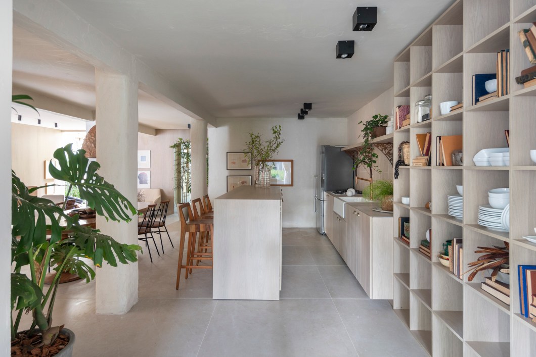 Luiz Sentinger - Cozinha Original Deca. Projetada para ser uma extensão da sala de estar, a cozinha ganhou revestimentos com veios e nuances da madeira e das rochas naturais no piso e nas paredes. Na bancada, o design rústico da cuba de embutir da Deca remete compõe com o misturador monocomando com cor personalizada. Luiz Sentinger - Cozinha Original Deca. Projetada para ser uma extensão da sala de estar, a cozinha ganhou revestimentos com veios e nuances da madeira e das rochas naturais no piso e nas paredes. Na bancada, o design rústico da cuba de embutir da Deca remete compõe com o misturador monocomando com cor personalizada.