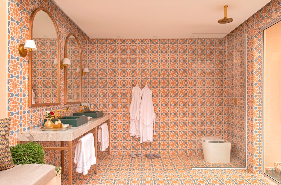 Rafael Bressan - SPA Marrakesh. Desfrutar de um espaço que propõe relaxamento e tranquilidade é a proposta deste ambiente. O espaço serve também de inspiração de como agregar em seu próprio lar um ambiente que remeta a um hotel sofisticado. É inspirado no Museu Yves Saint Laurent, no Marrocos, e traz peças como torneiras douradas, arandelas clássicas e azulejos pintados à mão. O aconchego fica por conta das cores terrosas e a sofisticação aparece, entre outras referências, na opção pela linha de tecidos Missoni.