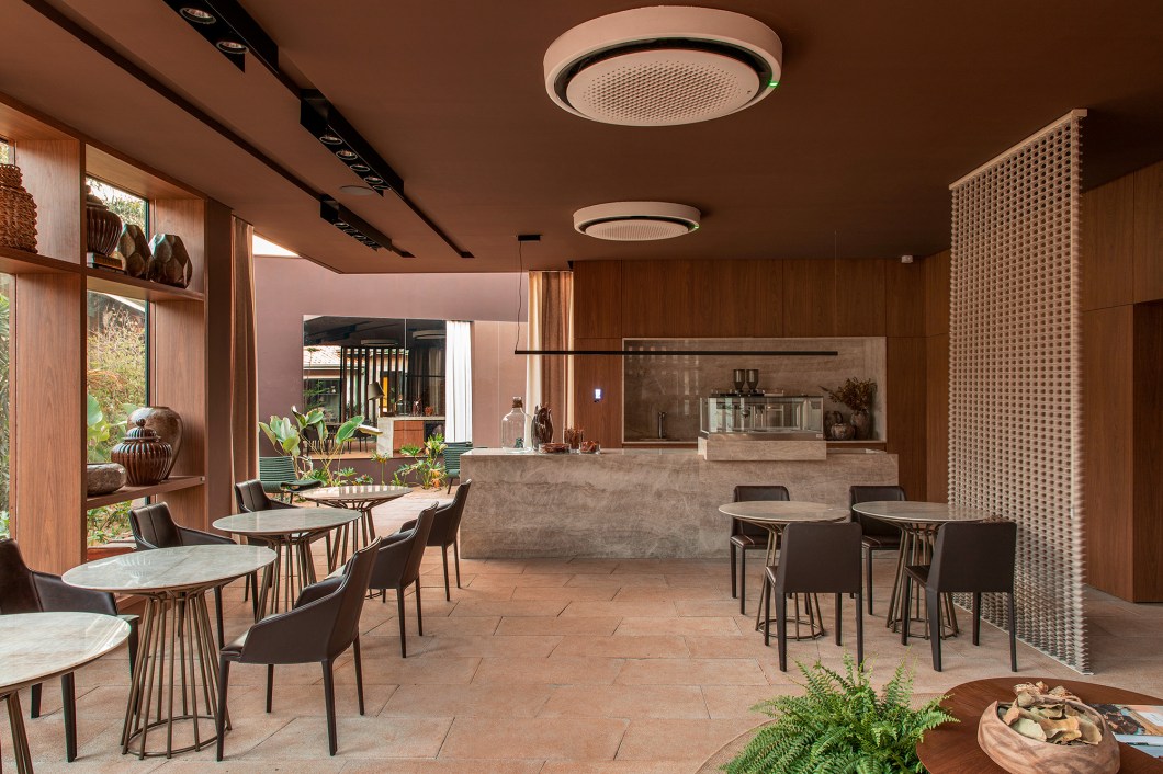 Cris Capanema e Matheus Vilela - Café Sunset. A designer de interiores é de Belo Horizonte, mas foi conquistada pelo lindo pôr do sol de Ribeirão Preto – foi inspirada nessa clássica cena de fim de tarde que a dupla criou o Sunset Café: um grande pórtico dá as boas-vindas e acesso a um ambiente moderno e aconchegante, sensação que vem principalmente do uso de tons quentes e terrosos. A sofisticação aparece no quartzito e no projeto paisagístico que envolve plantas nobres. Cris Capanema e Matheus Vilela - Café Sunset. A designer de interiores é de Belo Horizonte, mas foi conquistada pelo lindo pôr do sol de Ribeirão Preto – foi inspirada nessa clássica cena de fim de tarde que a dupla criou o Sunset Café: um grande pórtico dá as boas-vindas e acesso a um ambiente moderno e aconchegante, sensação que vem principalmente do uso de tons quentes e terrosos. A sofisticação aparece no quartzito e no projeto paisagístico que envolve plantas nobres.