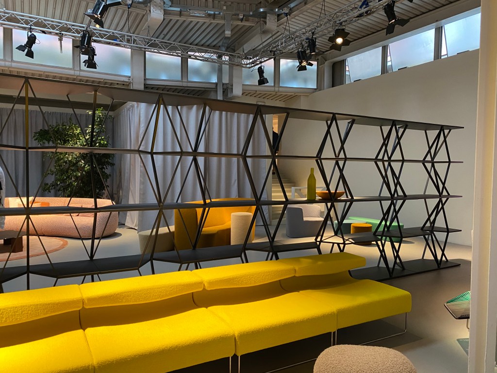 Moroso – Libreria – Olafur Eliasson Exibido na semana de design de Milão, em 2017, como protótipo para Moroso do artista, o artista dinamarquês-islandês Olafur Eliasson cria uma peça de material reciclado e reciclável.