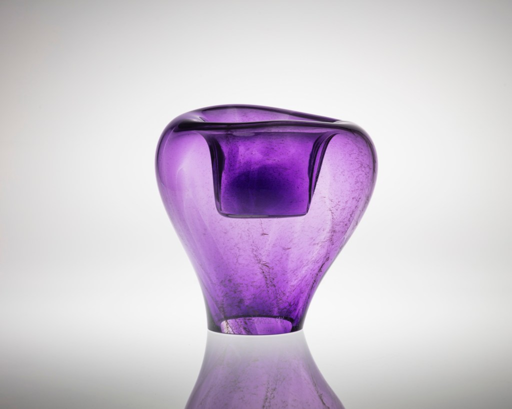 ONDA_cor roxo ametista_design Carol Gay_foto Marcos Cimardi Carol Gay; designer; vidro; vasos; mobiliário
