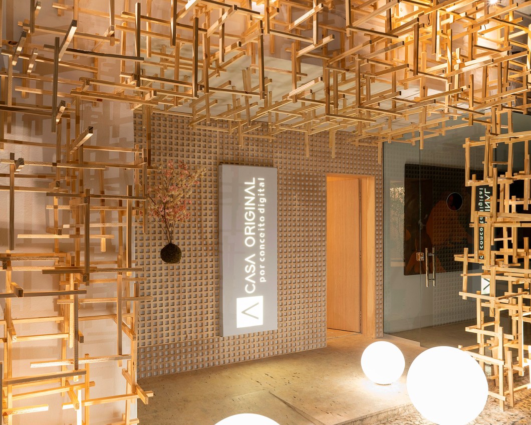 Roger Lages - Pop-up store “A Casa Original” - Conceito. A fachada já apresenta os produtos que estão à venda na loja: peças feitas em Router CNC - em linhas básicas, Router, do inglês, significa Tupia, uma das principais ferramentas empregadas na marcenaria de alto padrão, utilizada para furar, rebaixar, frisar ou recortar materiais. Dentro, a madeira é protagonista, em tom cru, presente em painéis com padronagens recortadas, que fazem uma referência à técnica artesanal japonesa kumiko. Roger Lages - Pop-up store “A Casa Original” - Conceito. A fachada já apresenta os produtos que estão à venda na loja: peças feitas em Router CNC - em linhas básicas, Router, do inglês, significa Tupia, uma das principais ferramentas empregadas na marcenaria de alto padrão, utilizada para furar, rebaixar, frisar ou recortar materiais. Dentro, a madeira é protagonista, em tom cru, presente em painéis com padronagens recortadas, que fazem uma referência à técnica artesanal japonesa kumiko.