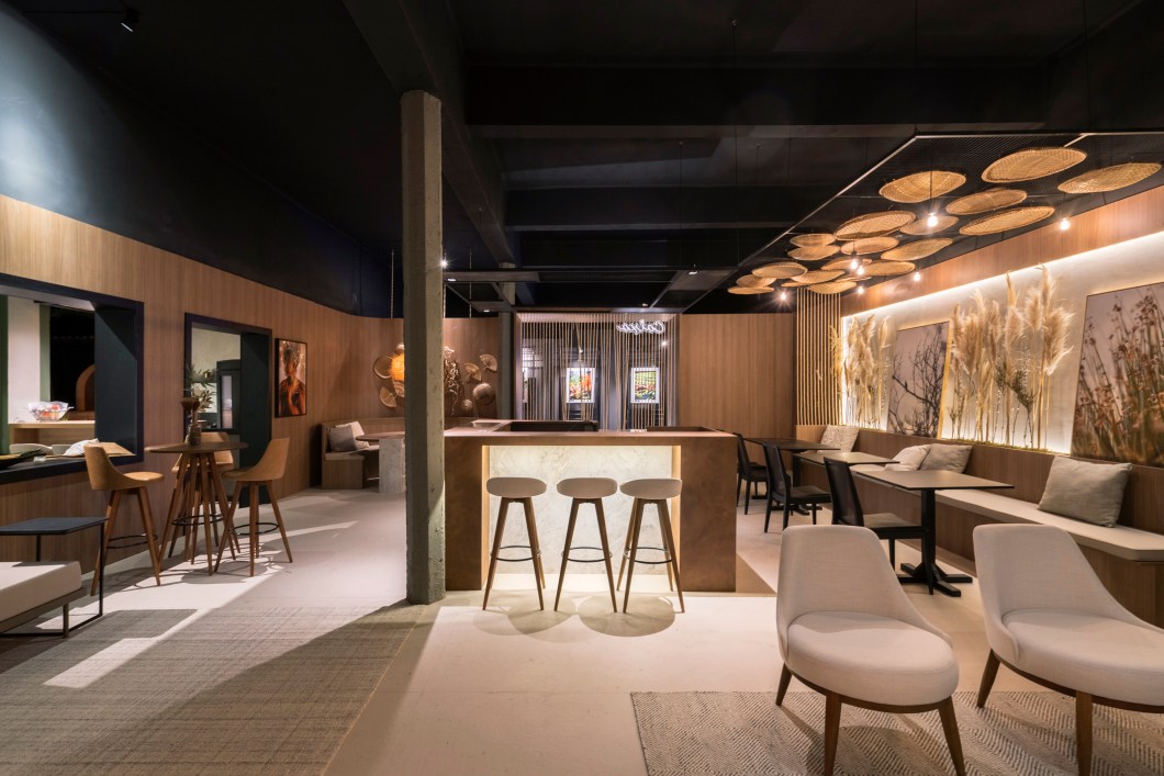 Sibemberg Pestana Arquitetura - Restaurante Arauco. O projeto tem o propósito de remeter às memórias afetivas, à comida caseira. Os revestimentos naturais privilegiam materiais brasileiros: palha, fibra, tapeçaria e folhas secas. As luminárias são feitas de peneira, madeira e fibras e mesas ao ar livre têm visão para o jardim. Sibemberg Pestana Arquitetura - Restaurante Arauco. O projeto tem o propósito de remeter às memórias afetivas, à comida caseira. Os revestimentos naturais privilegiam materiais brasileiros: palha, fibra, tapeçaria e folhas secas. As luminárias são feitas de peneira, madeira e fibras e mesas ao ar livre têm visão para o jardim.