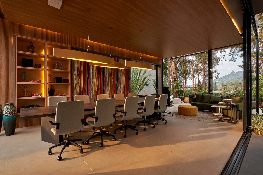 Luoda Arquitetura – Escritório da Diretora Criativa Escritório da Diretora Criativa Luoda Arquitetura CASACOR Minas Gerais 2021 home office jardim mesa trabalho decoração design