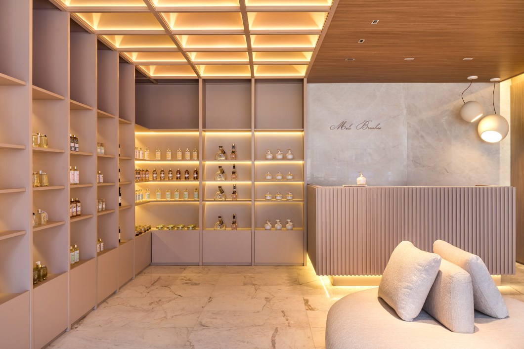 Yara Mendes e Ana Claudia Marini - Loja de Aromas. Uma loja de aromas deve transportar seu visitante para um lugar de boas sensações. O uso do mármore, da madeira e dos tons rosados trazem elegância e delicadeza. O sofá com design orgânico convida a circulação pela loja e permite momentos de contemplação. O resultado é um ambiente que cria emoção, aconchego e ainda expõe de forma elegante os produtos à venda. Yara Mendes e Ana Claudia Marini - Loja de Aromas. Uma loja de aromas deve transportar seu visitante para um lugar de boas sensações. O uso do mármore, da madeira e dos tons rosados trazem elegância e delicadeza. O sofá com design orgânico convida a circulação pela loja e permite momentos de contemplação. O resultado é um ambiente que cria emoção, aconchego e ainda expõe de forma elegante os produtos à venda.