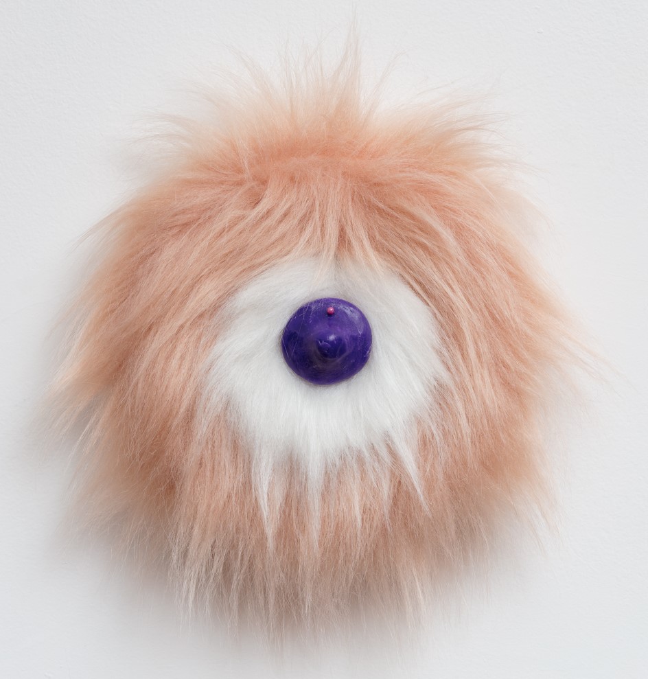 01. Élle de Bernardini 2021, Mamilinho. Série Peludinhos 25cm diametro. -ph Ana Pigosso e crédito cortesia Galeria Karla Osorio Mamilinho, da série Peludinhos, de Élle Bernardini (2021).