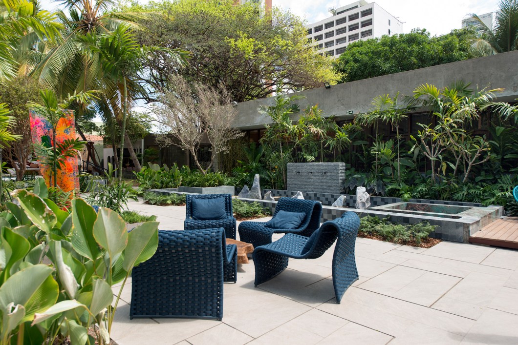 Arthur Bonavides - Brasil Tropical. O profissional buscou no “brasileirismo” a inspiração para o ambiente Lounge Jardim. O paisagismo une modernidade ao estilo tropical. As diferentes plantas do nosso clima proporcionam aconchego e permitem que os visitantes admirem o espaço e conheçam um pouco mais da flora local. Arthur Bonavides - Brasil Tropical. O profissional buscou no “brasileirismo” a inspiração para o ambiente Lounge Jardim. O paisagismo une modernidade ao estilo tropical. As diferentes plantas do nosso clima proporcionam aconchego e permitem que os visitantes admirem o espaço e conheçam um pouco mais da flora local.