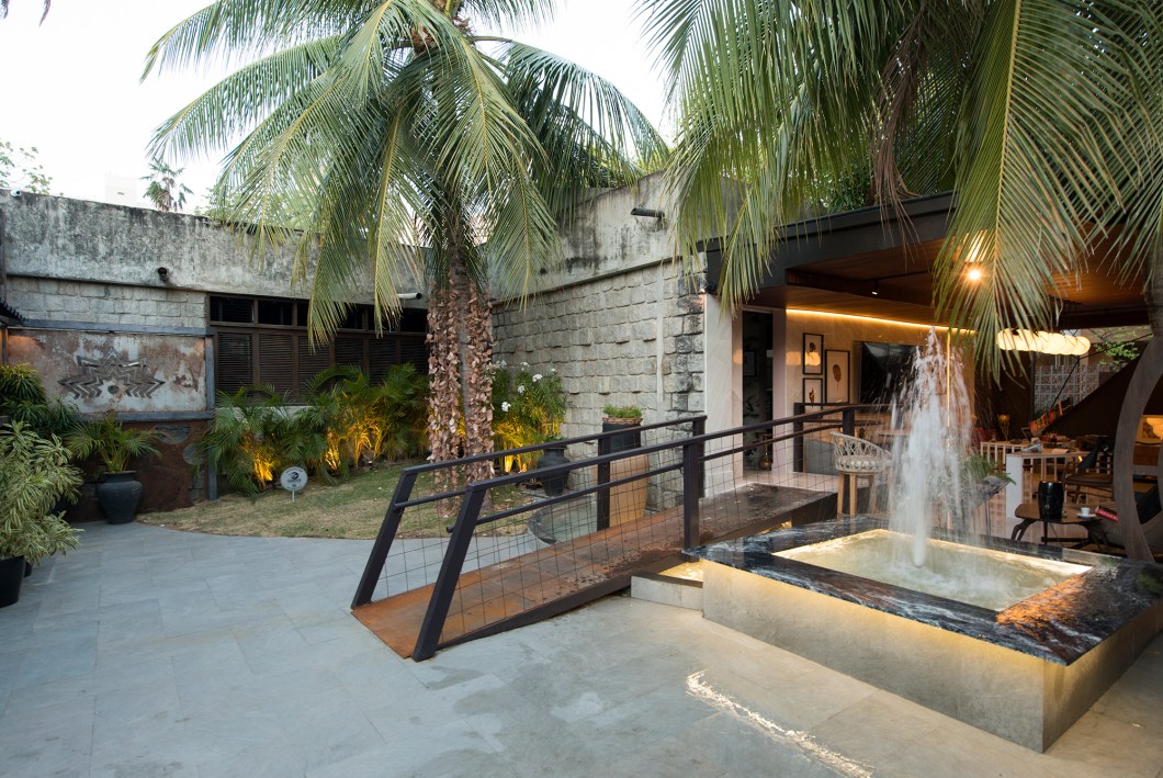 João Dias - Pracinha da Casa. As antigas praças, que reuniam famílias e amigos para momentos de relaxamento e contato com a natureza, inspiraram este ambiente aberto e inclusivo, com vista para o céu, localizado na área interna da casa e pensado para proporcionar ao visitante um estar tranquilo. O acesso - uma rampa transformada em passarela - passa sobre um espelho d’água. A composição une o som da água, uma iluminação cênica, a vegetação natural e uma mobília com obras do design e peças do artesanato cearense. João Dias - Pracinha da Casa. As antigas praças, que reuniam famílias e amigos para momentos de relaxamento e contato com a natureza, inspiraram este ambiente aberto e inclusivo, com vista para o céu, localizado na área interna da casa e pensado para proporcionar ao visitante um estar tranquilo. O acesso - uma rampa transformada em passarela - passa sobre um espelho d’água. A composição une o som da água, uma iluminação cênica, a vegetação natural e uma mobília com obras do design e peças do artesanato cearense.