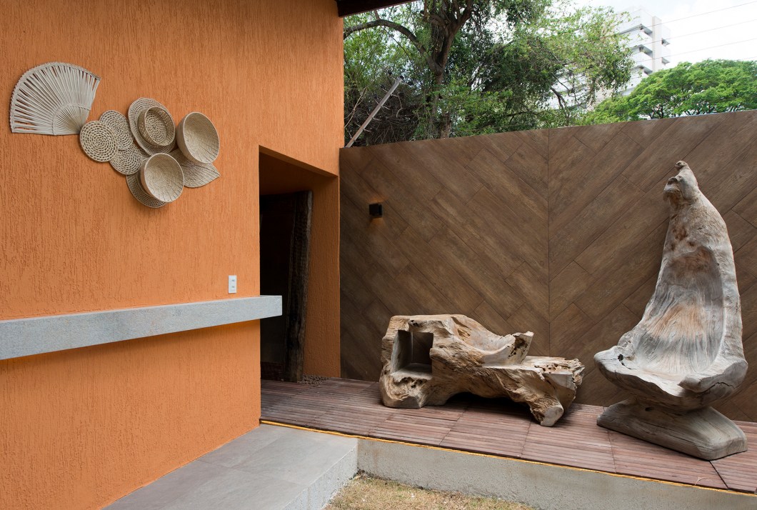Pedro Athayde - BPK. O ar do sertão é traduzido por meio de materiais naturais e acabamentos rústicos, a começar pelo piso. Similar ao concreto natural e batido, suas cores vivas lembram o calor do interior. Um tablado de madeira maciça une os espaços interno e externo e proporciona conforto térmico. O acabamento com porcelanato confere um toque moderno, auxiliando também na acústica dos banheiros e garantindo a privacidade e a usabilidade do ambiente. Pedro Athayde - BPK. O ar do sertão é traduzido por meio de materiais naturais e acabamentos rústicos, a começar pelo piso. Similar ao concreto natural e batido, suas cores vivas lembram o calor do interior. Um tablado de madeira maciça une os espaços interno e externo e proporciona conforto térmico. O acabamento com porcelanato confere um toque moderno, auxiliando também na acústica dos banheiros e garantindo a privacidade e a usabilidade do ambiente.